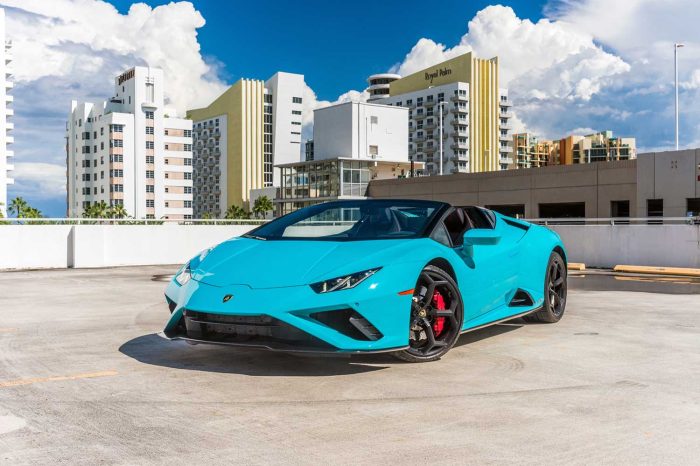 Lamborghini Huracan EVO Spyder Blu Glauco in Black