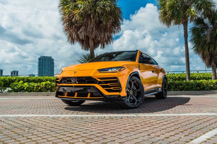 Lamborghini Urus Orange